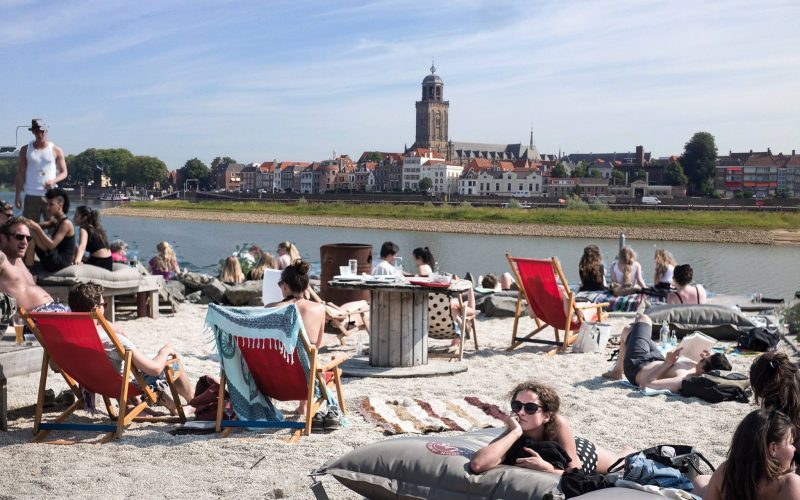 Deventer Stadsstrand In Deventer wil een groep bewoners een stadsstrand realiseren. Om dit idee te realiseren en de benodigde vergunning aan te vragen voerden zij een crowdfundingcampagne waarmee €17.062 werd opgehaald door bijdragen van 287 donateurs en 17 vrijwilligers. Zo toonden de initiatiefnemers richting de gemeente en horecaondernemers aan dat er veel animo is voor het stadsstrand.